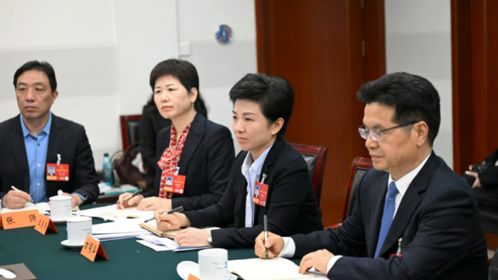 万闻华参加江苏代表团小组会议审议并发言